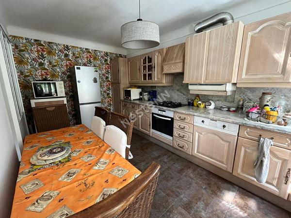 Maison idéalement située quartier Canclaux à Nantes, 2 chambres, beau jardin, un havre de paix!