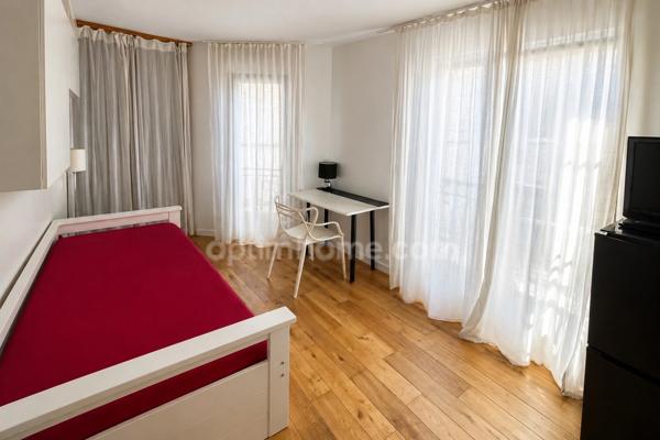 PARIS 9ème – RUE DU FAUBOURG MONTMARTRE – STUDIO RÉNOVÉ – CALME ABSOLU