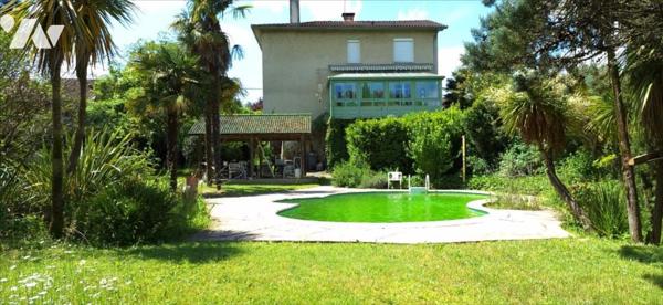 VIC-FEZENSAC maison de ville à jardin et piscine