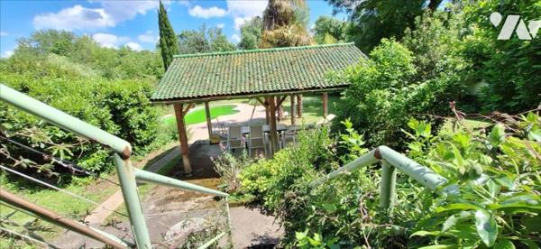 VIC-FEZENSAC maison de ville à jardin et piscine