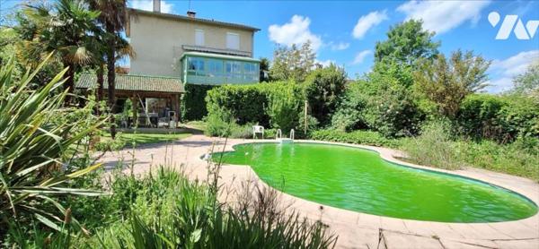 VIC-FEZENSAC maison de ville à jardin et piscine