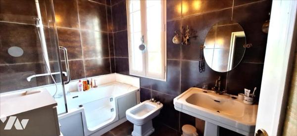 VIC-FEZENSAC maison de ville à jardin et piscine