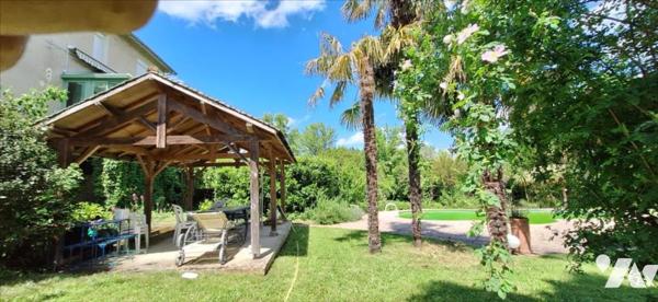 VIC-FEZENSAC maison de ville à jardin et piscine