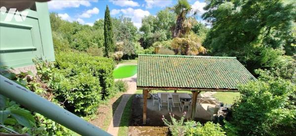 VIC-FEZENSAC maison de ville à jardin et piscine