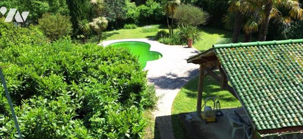 VIC-FEZENSAC maison de ville à jardin et piscine