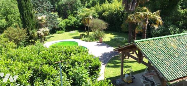 VIC-FEZENSAC maison de ville à jardin et piscine