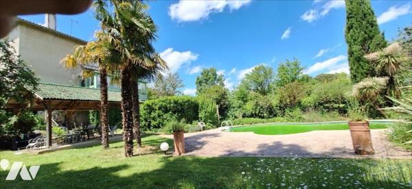 VIC-FEZENSAC maison de ville à jardin et piscine