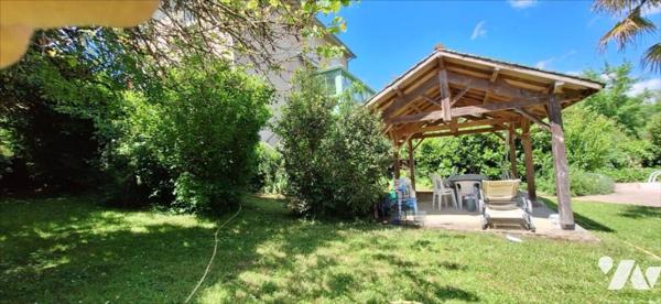 VIC-FEZENSAC maison de ville à jardin et piscine