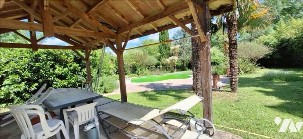 VIC-FEZENSAC maison de ville à jardin et piscine