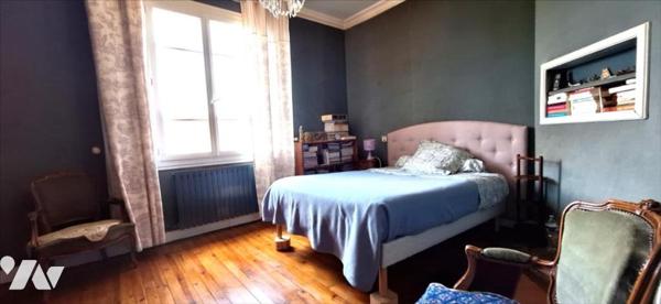 VIC-FEZENSAC maison de ville à jardin et piscine