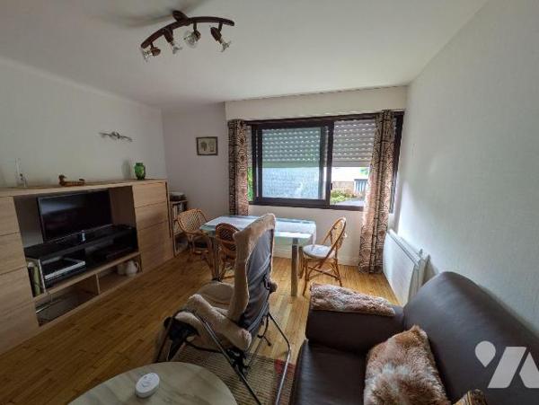 Lorient, proche gare, rue au calme, appartement au rez-de-chaussée surélevé, composé comme suit...