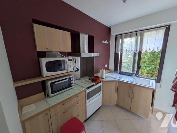 Lorient, proche gare, rue au calme, appartement au rez-de-chaussée surélevé, composé comme suit...