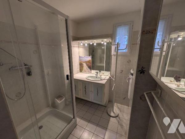 Lorient, proche gare, rue au calme, appartement au rez-de-chaussée surélevé, composé comme suit...