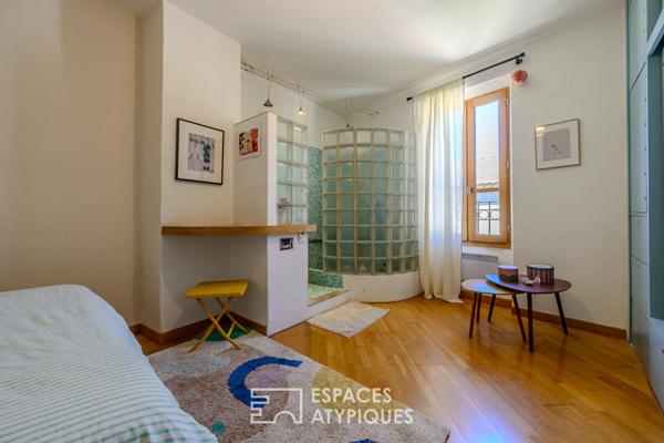 Maison d’artiste au coeur de l’Isle-sur-la-Sorgue avec atelier et terrasse panoramique