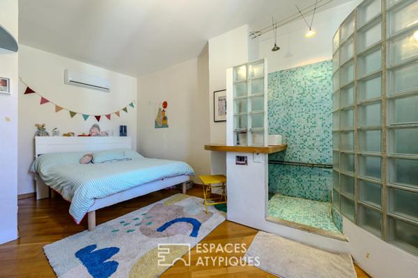 Maison d’artiste au coeur de l’Isle-sur-la-Sorgue avec atelier et terrasse panoramique
