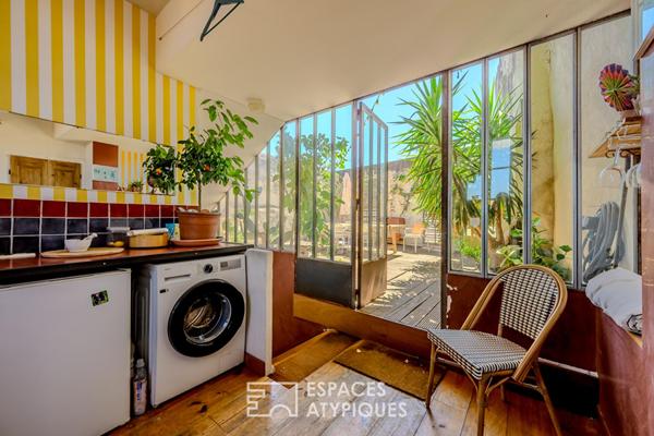 Maison d’artiste au coeur de l’Isle-sur-la-Sorgue avec atelier et terrasse panoramique