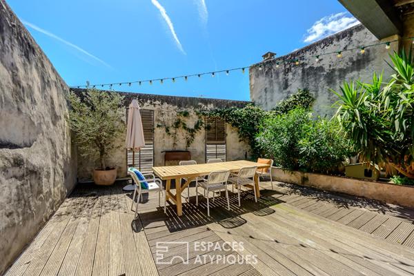 Maison d’artiste au coeur de l’Isle-sur-la-Sorgue avec atelier et terrasse panoramique