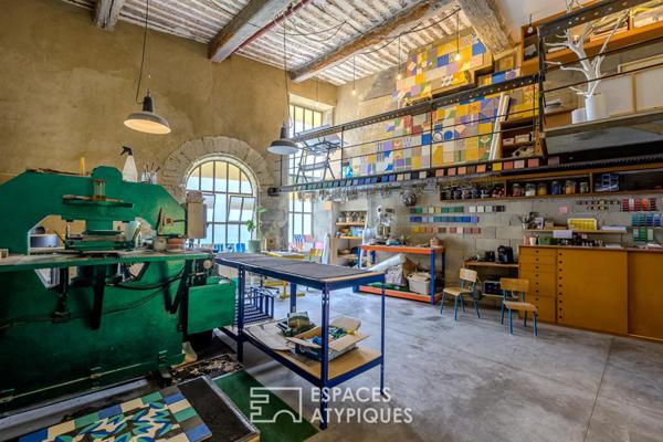Maison d’artiste au coeur de l’Isle-sur-la-Sorgue avec atelier et terrasse panoramique