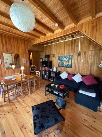 RETOUR A LA VENTE SUITE DESISTEMENT

Découvrez cet appartement 2 pièces situé à La Moulière (06750), offrant environ 45m² dans une petite copropriété nichée en pleine nature. 
Ce bien rare combine confort et tranquillité dans un cadre verdoyant.

Caractéristiques principales :

Appartement de 2 pièces avec une chambre, idéal pour un couple ou une personne seule. 
Entrée séparée du reste des habitations
Cuisine séparée, pratique pour préparer vos repas dans un espace dédié.
Environ 45m² de surface, bien agencés pour maximiser l'espace et la fonctionnalité.
Salle d'eau rénové avec gout
Situé dans une petite copropriété, garantissant une ambiance conviviale et un cadre intime.
En pleine nature, offrant un cadre paisible et agréable, parfait pour les amoureux de la tranquillité et de l'environnement naturel.
Profitez de la sérénité de La Moulière tout en étant proche des commodités essentielles. 

Cet appartement est une belle opportunité pour ceux recherchant un havre de paix en pleine nature.