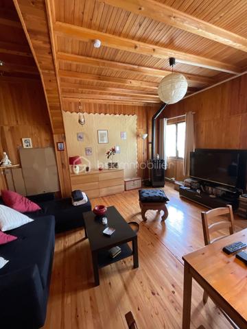 RETOUR A LA VENTE SUITE DESISTEMENT

Découvrez cet appartement 2 pièces situé à La Moulière (06750), offrant environ 45m² dans une petite copropriété nichée en pleine nature. 
Ce bien rare combine confort et tranquillité dans un cadre verdoyant.

Caractéristiques principales :

Appartement de 2 pièces avec une chambre, idéal pour un couple ou une personne seule. 
Entrée séparée du reste des habitations
Cuisine séparée, pratique pour préparer vos repas dans un espace dédié.
Environ 45m² de surface, bien agencés pour maximiser l'espace et la fonctionnalité.
Salle d'eau rénové avec gout
Situé dans une petite copropriété, garantissant une ambiance conviviale et un cadre intime.
En pleine nature, offrant un cadre paisible et agréable, parfait pour les amoureux de la tranquillité et de l'environnement naturel.
Profitez de la sérénité de La Moulière tout en étant proche des commodités essentielles. 

Cet appartement est une belle opportunité pour ceux recherchant un havre de paix en pleine nature.