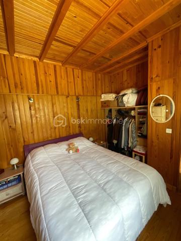 RETOUR A LA VENTE SUITE DESISTEMENT

Découvrez cet appartement 2 pièces situé à La Moulière (06750), offrant environ 45m² dans une petite copropriété nichée en pleine nature. 
Ce bien rare combine confort et tranquillité dans un cadre verdoyant.

Caractéristiques principales :

Appartement de 2 pièces avec une chambre, idéal pour un couple ou une personne seule. 
Entrée séparée du reste des habitations
Cuisine séparée, pratique pour préparer vos repas dans un espace dédié.
Environ 45m² de surface, bien agencés pour maximiser l'espace et la fonctionnalité.
Salle d'eau rénové avec gout
Situé dans une petite copropriété, garantissant une ambiance conviviale et un cadre intime.
En pleine nature, offrant un cadre paisible et agréable, parfait pour les amoureux de la tranquillité et de l'environnement naturel.
Profitez de la sérénité de La Moulière tout en étant proche des commodités essentielles. 

Cet appartement est une belle opportunité pour ceux recherchant un havre de paix en pleine nature.