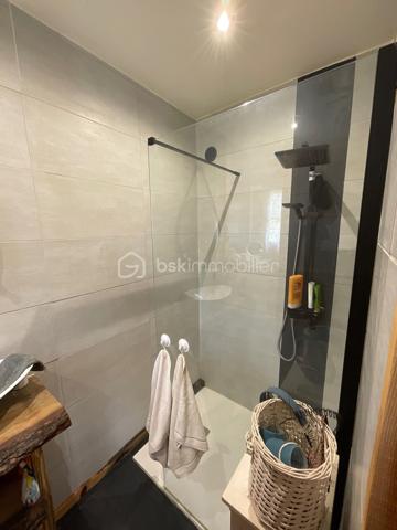 RETOUR A LA VENTE SUITE DESISTEMENT

Découvrez cet appartement 2 pièces situé à La Moulière (06750), offrant environ 45m² dans une petite copropriété nichée en pleine nature. 
Ce bien rare combine confort et tranquillité dans un cadre verdoyant.

Caractéristiques principales :

Appartement de 2 pièces avec une chambre, idéal pour un couple ou une personne seule. 
Entrée séparée du reste des habitations
Cuisine séparée, pratique pour préparer vos repas dans un espace dédié.
Environ 45m² de surface, bien agencés pour maximiser l'espace et la fonctionnalité.
Salle d'eau rénové avec gout
Situé dans une petite copropriété, garantissant une ambiance conviviale et un cadre intime.
En pleine nature, offrant un cadre paisible et agréable, parfait pour les amoureux de la tranquillité et de l'environnement naturel.
Profitez de la sérénité de La Moulière tout en étant proche des commodités essentielles. 

Cet appartement est une belle opportunité pour ceux recherchant un havre de paix en pleine nature.