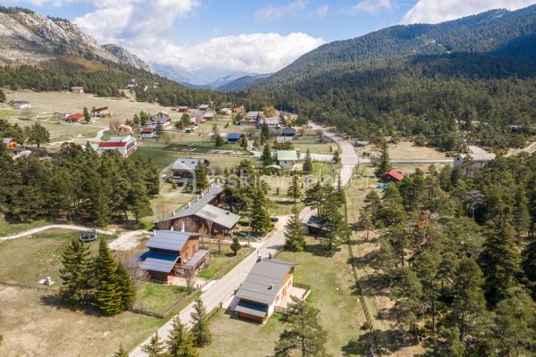 RETOUR A LA VENTE SUITE DESISTEMENT

Découvrez cet appartement 2 pièces situé à La Moulière (06750), offrant environ 45m² dans une petite copropriété nichée en pleine nature. 
Ce bien rare combine confort et tranquillité dans un cadre verdoyant.

Caractéristiques principales :

Appartement de 2 pièces avec une chambre, idéal pour un couple ou une personne seule. 
Entrée séparée du reste des habitations
Cuisine séparée, pratique pour préparer vos repas dans un espace dédié.
Environ 45m² de surface, bien agencés pour maximiser l'espace et la fonctionnalité.
Salle d'eau rénové avec gout
Situé dans une petite copropriété, garantissant une ambiance conviviale et un cadre intime.
En pleine nature, offrant un cadre paisible et agréable, parfait pour les amoureux de la tranquillité et de l'environnement naturel.
Profitez de la sérénité de La Moulière tout en étant proche des commodités essentielles. 

Cet appartement est une belle opportunité pour ceux recherchant un havre de paix en pleine nature.