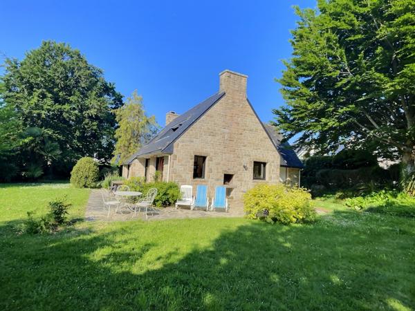 Fouesnant (29170) Belle propriété à deux pas des plages, composée d’une maison principale de 150 m² et d’une maisonnette de 40 m