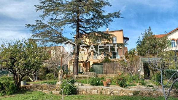 Sur la commune de Bandol, a cinq minutes a pied des plages, dans une batisse des années 30, haut de villa de 85m² de type 4 avec jardin privatif exposé Sud surplombant la baie de rénecros