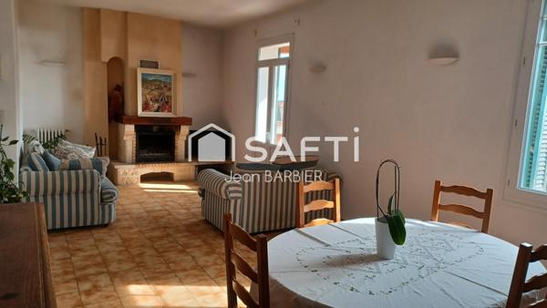 Sur la commune de Bandol, a cinq minutes a pied des plages, dans une batisse des années 30, haut de villa de 85m² de type 4 avec jardin privatif exposé Sud surplombant la baie de rénecros