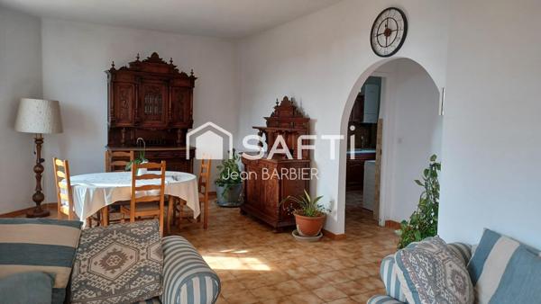 Sur la commune de Bandol, a cinq minutes a pied des plages, dans une batisse des années 30, haut de villa de 85m² de type 4 avec jardin privatif exposé Sud surplombant la baie de rénecros