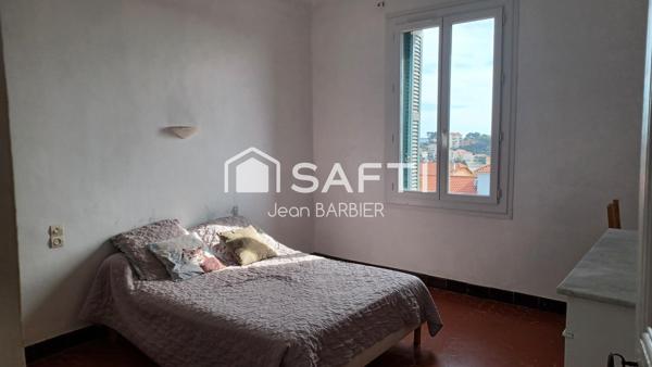 Sur la commune de Bandol, a cinq minutes a pied des plages, dans une batisse des années 30, haut de villa de 85m² de type 4 avec jardin privatif exposé Sud surplombant la baie de rénecros