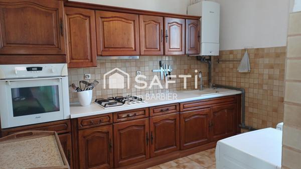 Sur la commune de Bandol, a cinq minutes a pied des plages, dans une batisse des années 30, haut de villa de 85m² de type 4 avec jardin privatif exposé Sud surplombant la baie de rénecros