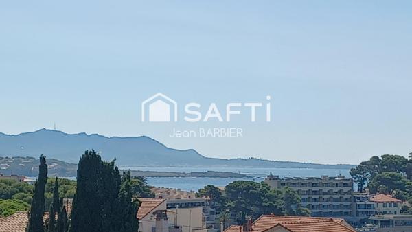 Sur la commune de Bandol, a cinq minutes a pied des plages, dans une batisse des années 30, haut de villa de 85m² de type 4 avec jardin privatif exposé Sud surplombant la baie de rénecros