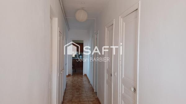 Sur la commune de Bandol, a cinq minutes a pied des plages, dans une batisse des années 30, haut de villa de 85m² de type 4 avec jardin privatif exposé Sud surplombant la baie de rénecros