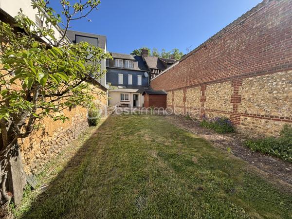 Située au cœur de la ville de Cormeilles, petit village animé par ses nombreux commerces, 

Cette maison de ville à rénovée est composée en rez-de-chaussée d'une belle pièce de vie, une cuisine avec accès au jardin privatif de 170 m2 environ et une salle de douche, 
À l'étage une chambre avec un espace d'eau avec WC et un bureau,

Au deuxième étage, un palier desservant deux chambres et une salle de bain avec WC. 

Les points forts de cette maison : le jardin privatif exposé SUD-OUEST et cabanon de jardin pour un stockage maximal, assainissement au tout à l'égout, chauffage électrique, Volet roulant manuel ... 

TRAVAUX D'ISOLATION ET DE RESTRUCTURATION À PRÉVOIR !
