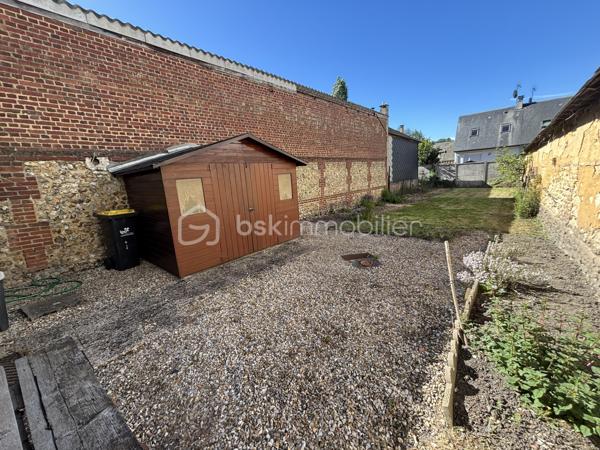 Située au cœur de la ville de Cormeilles, petit village animé par ses nombreux commerces, 

Cette maison de ville à rénovée est composée en rez-de-chaussée d'une belle pièce de vie, une cuisine avec accès au jardin privatif de 170 m2 environ et une salle de douche, 
À l'étage une chambre avec un espace d'eau avec WC et un bureau,

Au deuxième étage, un palier desservant deux chambres et une salle de bain avec WC. 

Les points forts de cette maison : le jardin privatif exposé SUD-OUEST et cabanon de jardin pour un stockage maximal, assainissement au tout à l'égout, chauffage électrique, Volet roulant manuel ... 

TRAVAUX D'ISOLATION ET DE RESTRUCTURATION À PRÉVOIR !