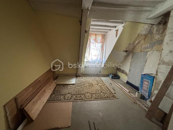 Située au cœur de la ville de Cormeilles, petit village animé par ses nombreux commerces, 

Cette maison de ville à rénovée est composée en rez-de-chaussée d'une belle pièce de vie, une cuisine avec accès au jardin privatif de 170 m2 environ et une salle de douche, 
À l'étage une chambre avec un espace d'eau avec WC et un bureau,

Au deuxième étage, un palier desservant deux chambres et une salle de bain avec WC. 

Les points forts de cette maison : le jardin privatif exposé SUD-OUEST et cabanon de jardin pour un stockage maximal, assainissement au tout à l'égout, chauffage électrique, Volet roulant manuel ... 

TRAVAUX D'ISOLATION ET DE RESTRUCTURATION À PRÉVOIR !