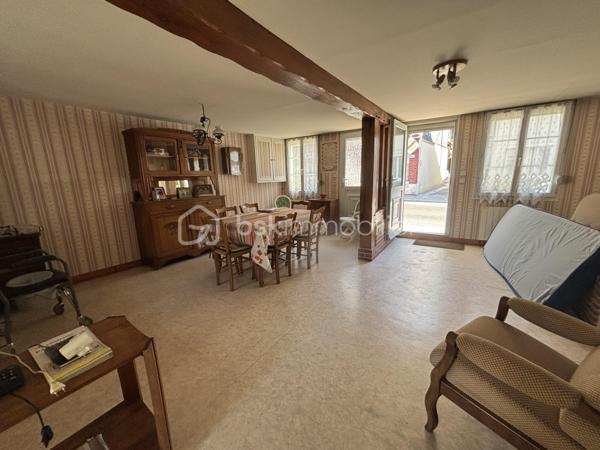 Située au cœur de la ville de Cormeilles, petit village animé par ses nombreux commerces, 

Cette maison de ville à rénovée est composée en rez-de-chaussée d'une belle pièce de vie, une cuisine avec accès au jardin privatif de 170 m2 environ et une salle de douche, 
À l'étage une chambre avec un espace d'eau avec WC et un bureau,

Au deuxième étage, un palier desservant deux chambres et une salle de bain avec WC. 

Les points forts de cette maison : le jardin privatif exposé SUD-OUEST et cabanon de jardin pour un stockage maximal, assainissement au tout à l'égout, chauffage électrique, Volet roulant manuel ... 

TRAVAUX D'ISOLATION ET DE RESTRUCTURATION À PRÉVOIR !