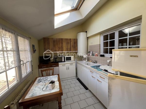 Située au cœur de la ville de Cormeilles, petit village animé par ses nombreux commerces, 

Cette maison de ville à rénovée est composée en rez-de-chaussée d'une belle pièce de vie, une cuisine avec accès au jardin privatif de 170 m2 environ et une salle de douche, 
À l'étage une chambre avec un espace d'eau avec WC et un bureau,

Au deuxième étage, un palier desservant deux chambres et une salle de bain avec WC. 

Les points forts de cette maison : le jardin privatif exposé SUD-OUEST et cabanon de jardin pour un stockage maximal, assainissement au tout à l'égout, chauffage électrique, Volet roulant manuel ... 

TRAVAUX D'ISOLATION ET DE RESTRUCTURATION À PRÉVOIR !