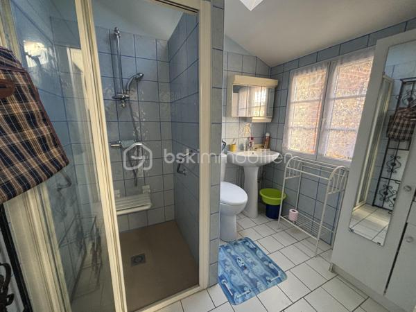 Située au cœur de la ville de Cormeilles, petit village animé par ses nombreux commerces, 

Cette maison de ville à rénovée est composée en rez-de-chaussée d'une belle pièce de vie, une cuisine avec accès au jardin privatif de 170 m2 environ et une salle de douche, 
À l'étage une chambre avec un espace d'eau avec WC et un bureau,

Au deuxième étage, un palier desservant deux chambres et une salle de bain avec WC. 

Les points forts de cette maison : le jardin privatif exposé SUD-OUEST et cabanon de jardin pour un stockage maximal, assainissement au tout à l'égout, chauffage électrique, Volet roulant manuel ... 

TRAVAUX D'ISOLATION ET DE RESTRUCTURATION À PRÉVOIR !