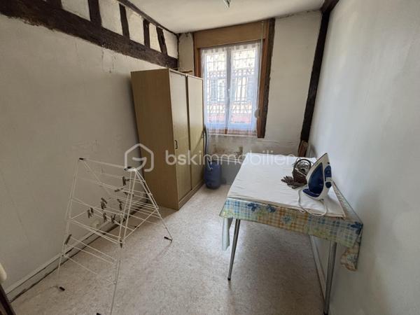 Située au cœur de la ville de Cormeilles, petit village animé par ses nombreux commerces, 

Cette maison de ville à rénovée est composée en rez-de-chaussée d'une belle pièce de vie, une cuisine avec accès au jardin privatif de 170 m2 environ et une salle de douche, 
À l'étage une chambre avec un espace d'eau avec WC et un bureau,

Au deuxième étage, un palier desservant deux chambres et une salle de bain avec WC. 

Les points forts de cette maison : le jardin privatif exposé SUD-OUEST et cabanon de jardin pour un stockage maximal, assainissement au tout à l'égout, chauffage électrique, Volet roulant manuel ... 

TRAVAUX D'ISOLATION ET DE RESTRUCTURATION À PRÉVOIR !