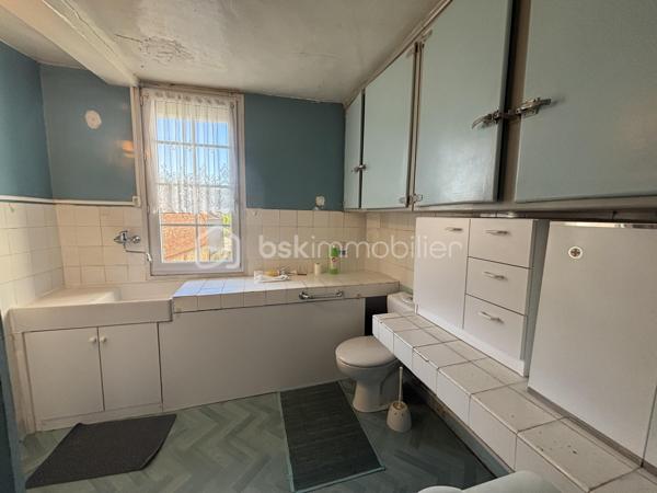 Située au cœur de la ville de Cormeilles, petit village animé par ses nombreux commerces, 

Cette maison de ville à rénovée est composée en rez-de-chaussée d'une belle pièce de vie, une cuisine avec accès au jardin privatif de 170 m2 environ et une salle de douche, 
À l'étage une chambre avec un espace d'eau avec WC et un bureau,

Au deuxième étage, un palier desservant deux chambres et une salle de bain avec WC. 

Les points forts de cette maison : le jardin privatif exposé SUD-OUEST et cabanon de jardin pour un stockage maximal, assainissement au tout à l'égout, chauffage électrique, Volet roulant manuel ... 

TRAVAUX D'ISOLATION ET DE RESTRUCTURATION À PRÉVOIR !