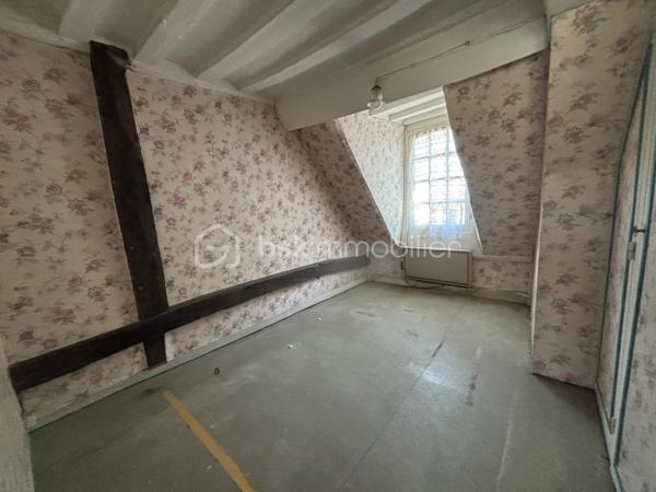 Située au cœur de la ville de Cormeilles, petit village animé par ses nombreux commerces, 

Cette maison de ville à rénovée est composée en rez-de-chaussée d'une belle pièce de vie, une cuisine avec accès au jardin privatif de 170 m2 environ et une salle de douche, 
À l'étage une chambre avec un espace d'eau avec WC et un bureau,

Au deuxième étage, un palier desservant deux chambres et une salle de bain avec WC. 

Les points forts de cette maison : le jardin privatif exposé SUD-OUEST et cabanon de jardin pour un stockage maximal, assainissement au tout à l'égout, chauffage électrique, Volet roulant manuel ... 

TRAVAUX D'ISOLATION ET DE RESTRUCTURATION À PRÉVOIR !