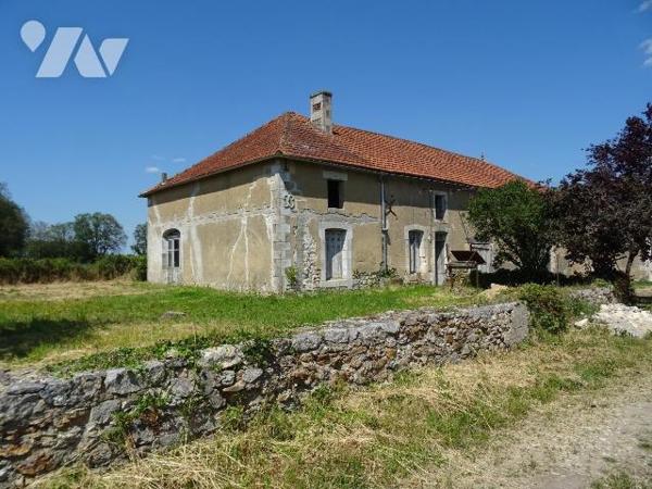 A 5 minutes de Chauvigny, ensemble immobilier en pierre comprenant une maison d'habitation à re...