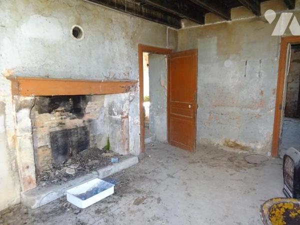 A 5 minutes de Chauvigny, ensemble immobilier en pierre comprenant une maison d'habitation à re...