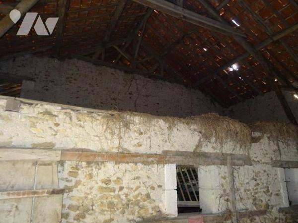 A 5 minutes de Chauvigny, ensemble immobilier en pierre comprenant une maison d'habitation à re...