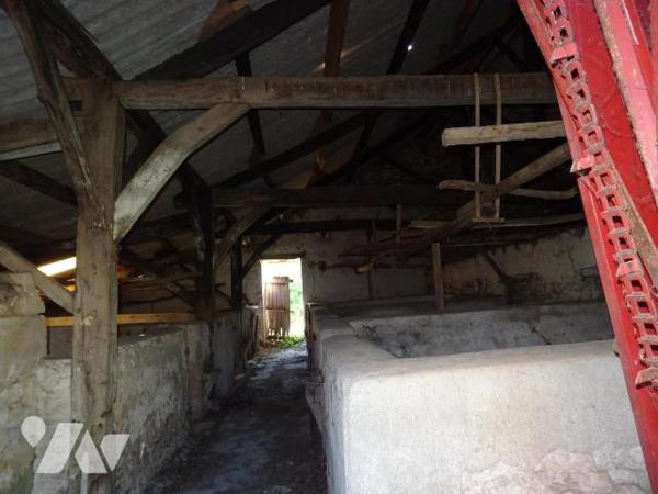 A 5 minutes de Chauvigny, ensemble immobilier en pierre comprenant une maison d'habitation à re...