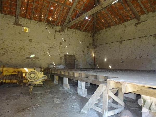 A 5 minutes de Chauvigny, ensemble immobilier en pierre comprenant une maison d'habitation à re...
