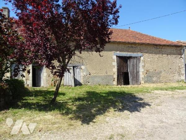 A 5 minutes de Chauvigny, ensemble immobilier en pierre comprenant une maison d'habitation à re...